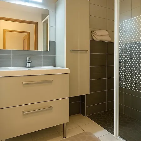 Appartamento T2 Climatisé Avec Jardin Proche - Fr-1-732-97 *